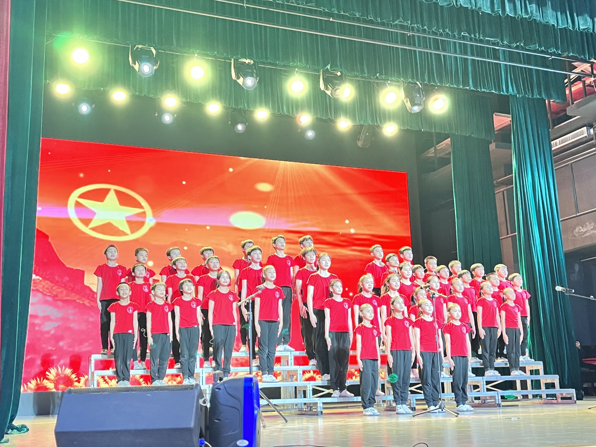  杂技班学生朗诵《长征精神》