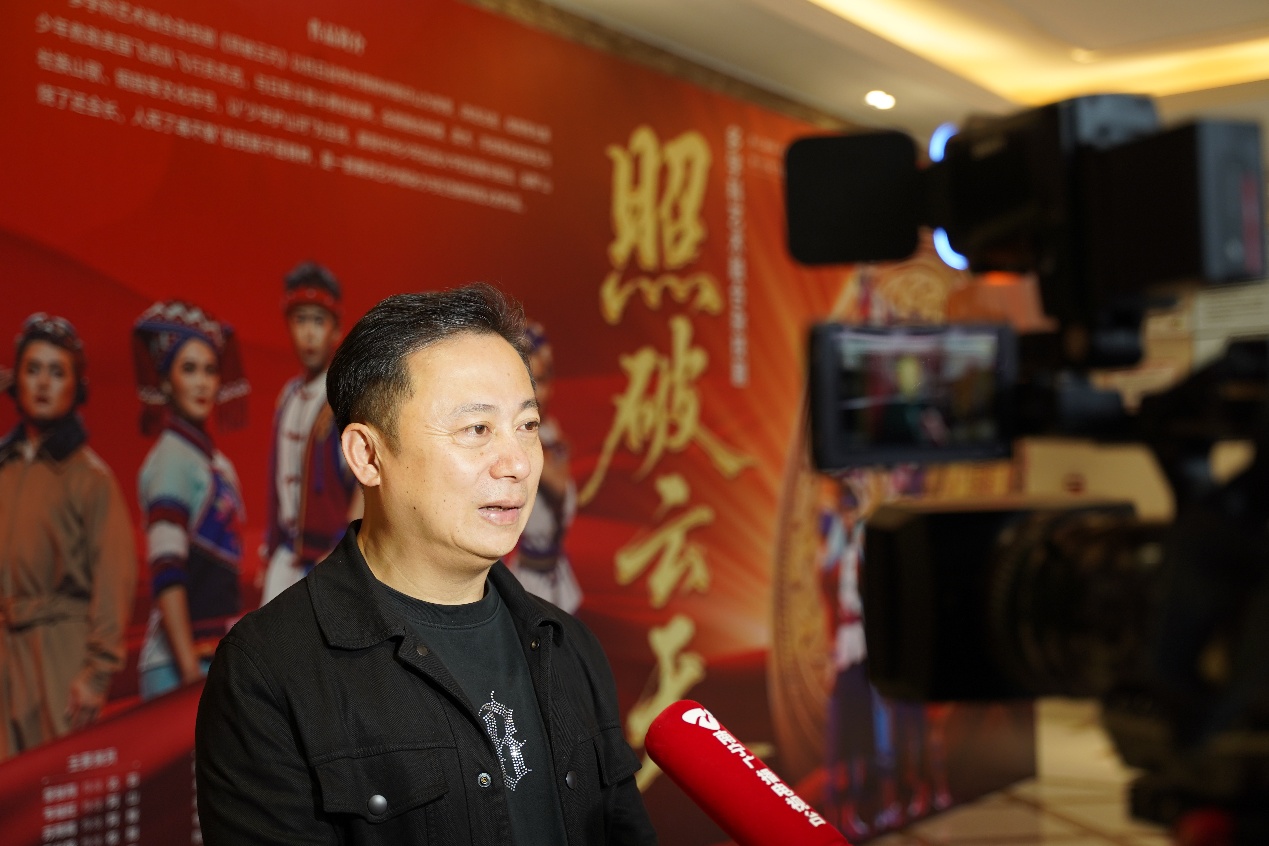 穿黑色衣服的人
AI 生成的内容可能不正确。