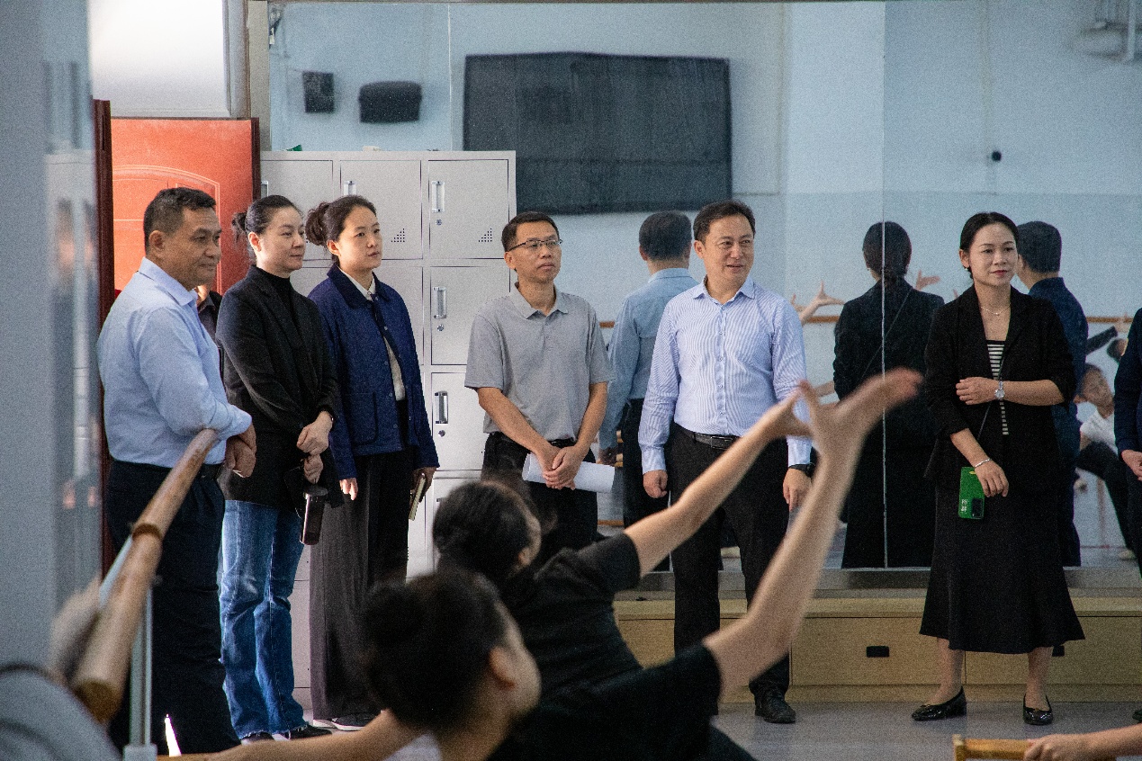 一群人在跳舞

AI 生成的内容可能不正确。