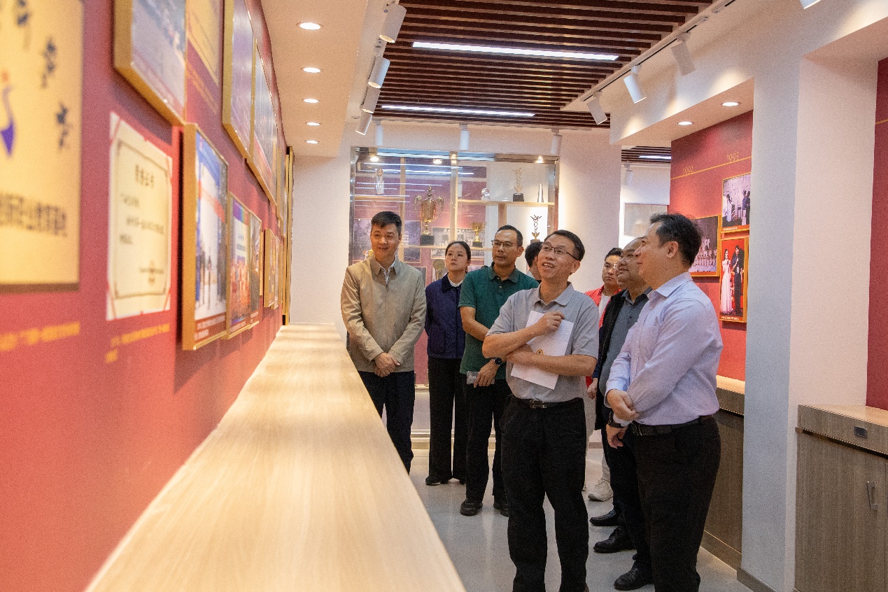 一群人站在室内

AI 生成的内容可能不正确。