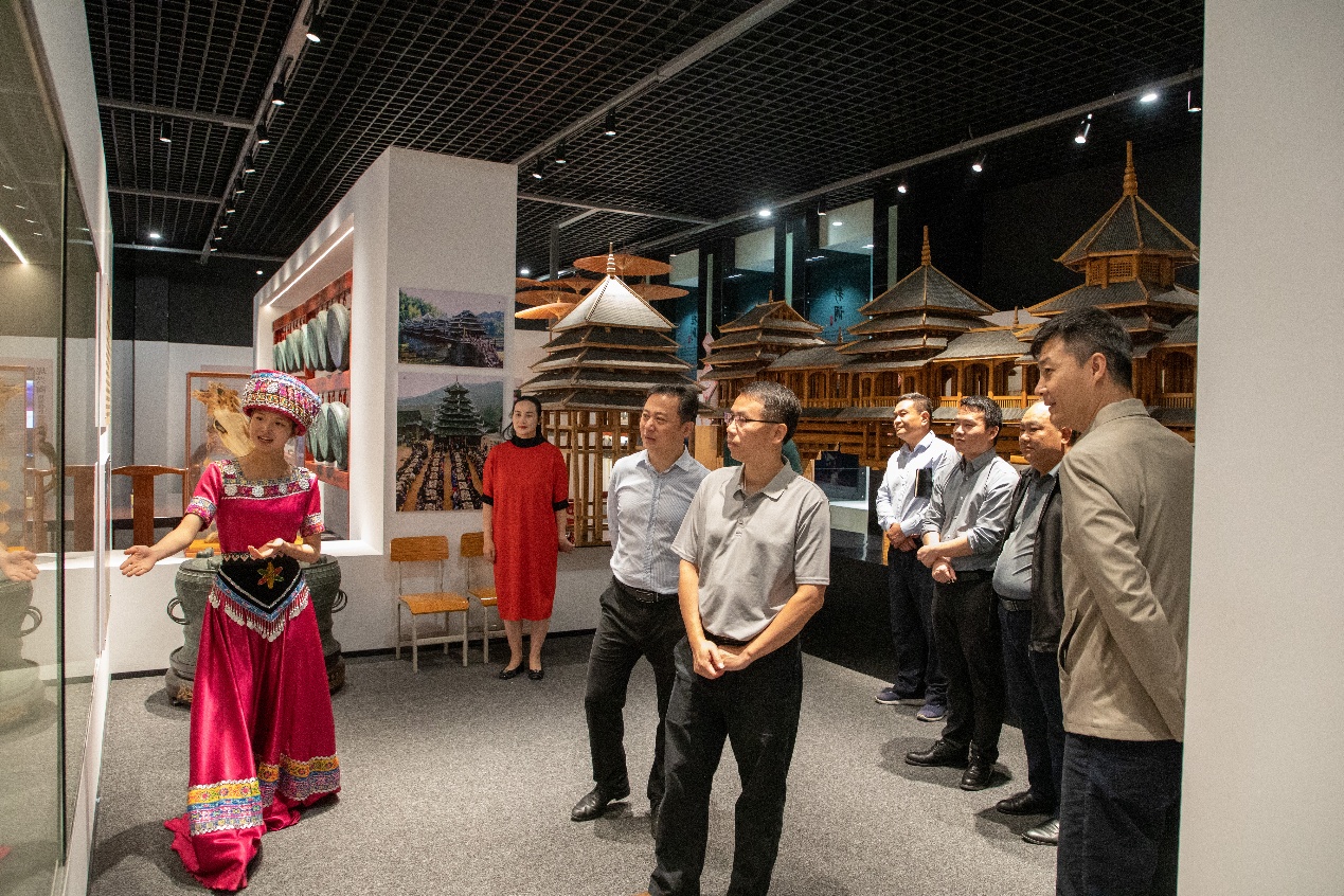 一群人站在雕塑旁

AI 生成的内容可能不正确。