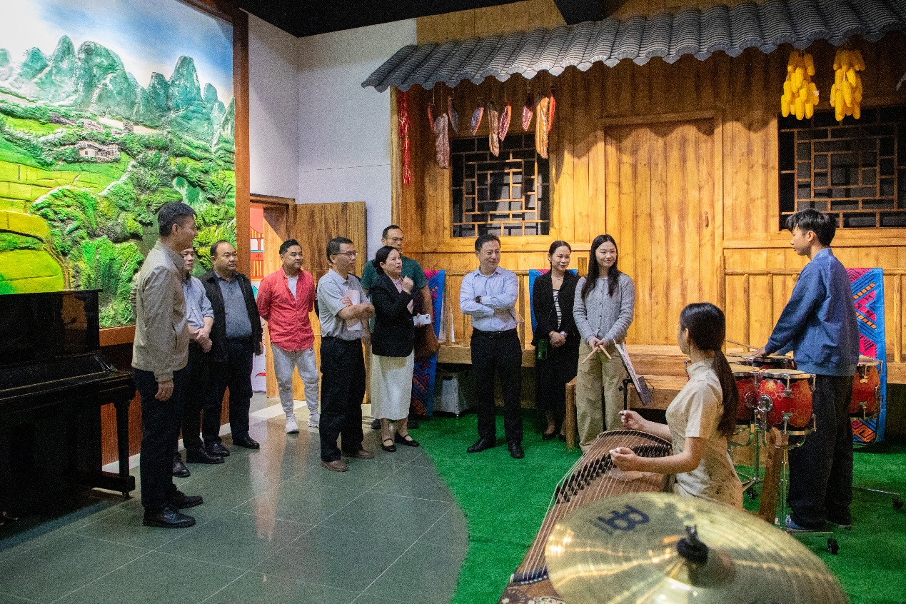 一群人站在建筑的摆设布局

AI 生成的内容可能不正确。