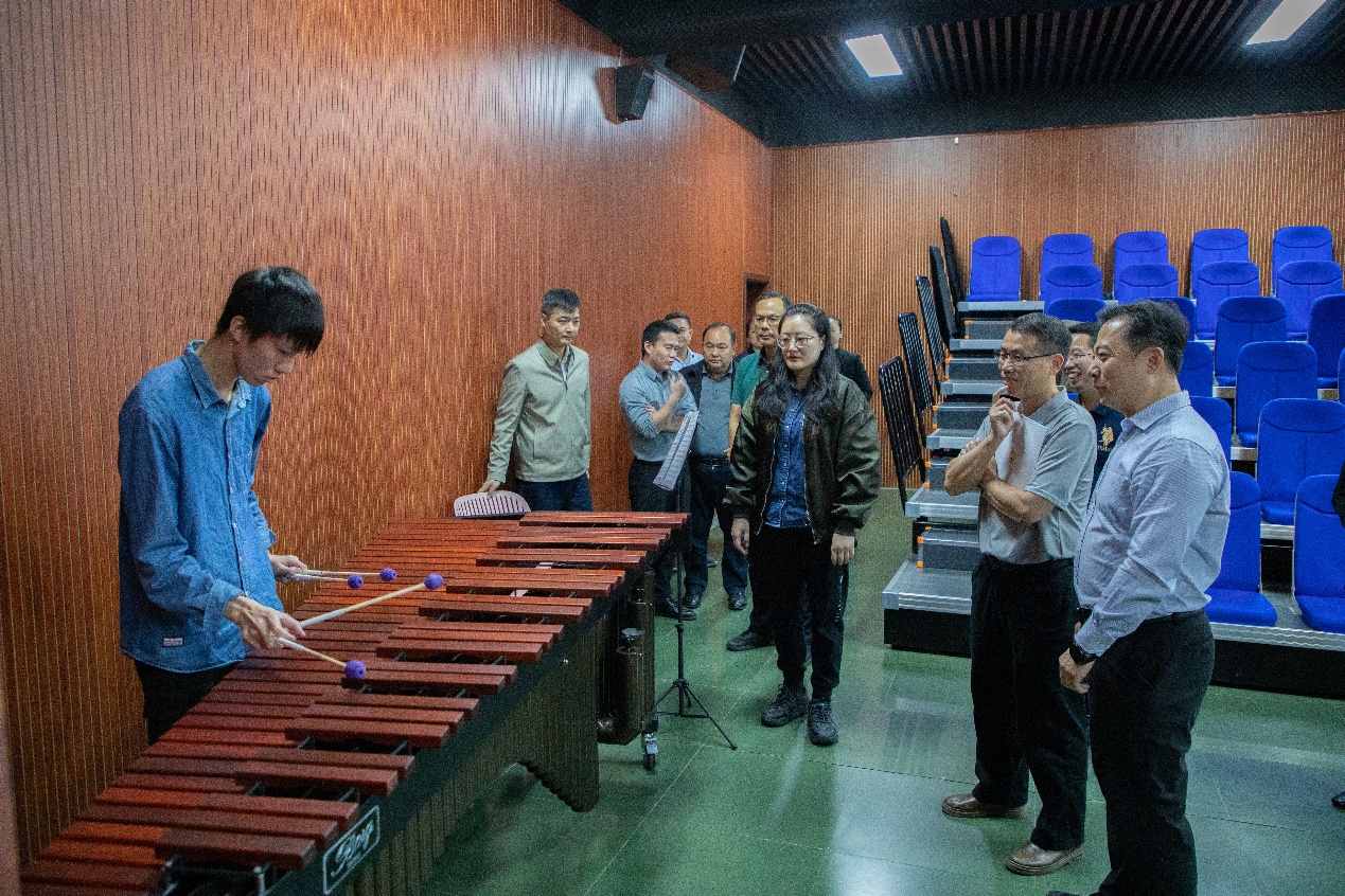 一群人站在台上

AI 生成的内容可能不正确。