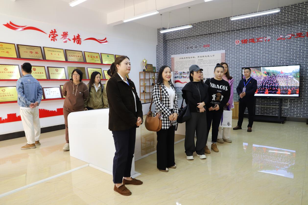 2.交流组参观校史馆