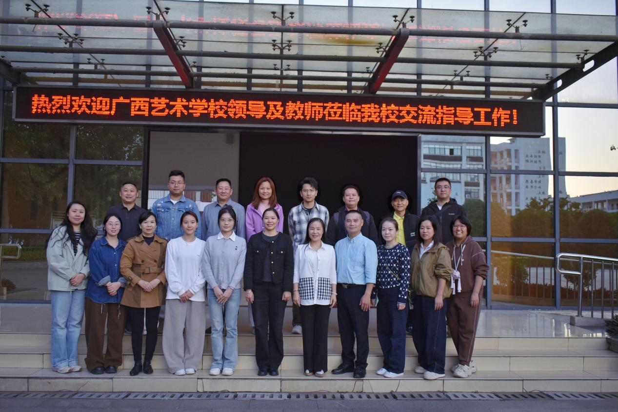 与百色卫生学校合影