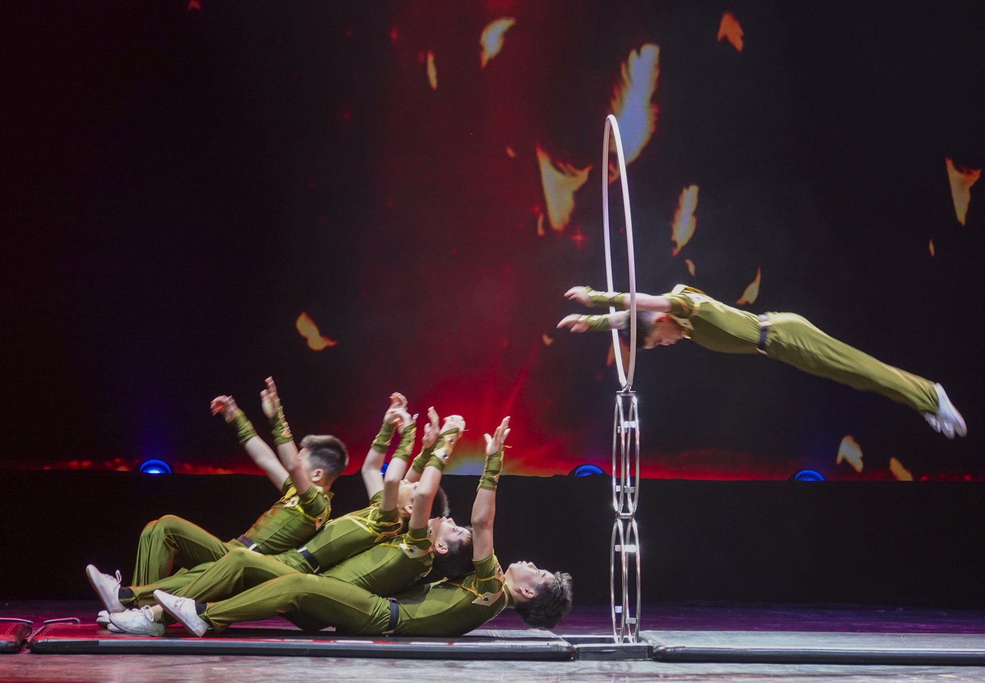 杂技《追梦少年——地圈》