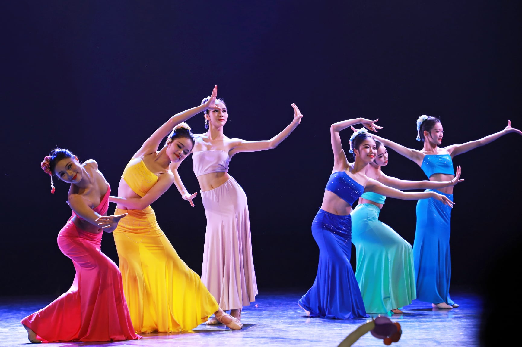 民间舞组合展示：《傣族》