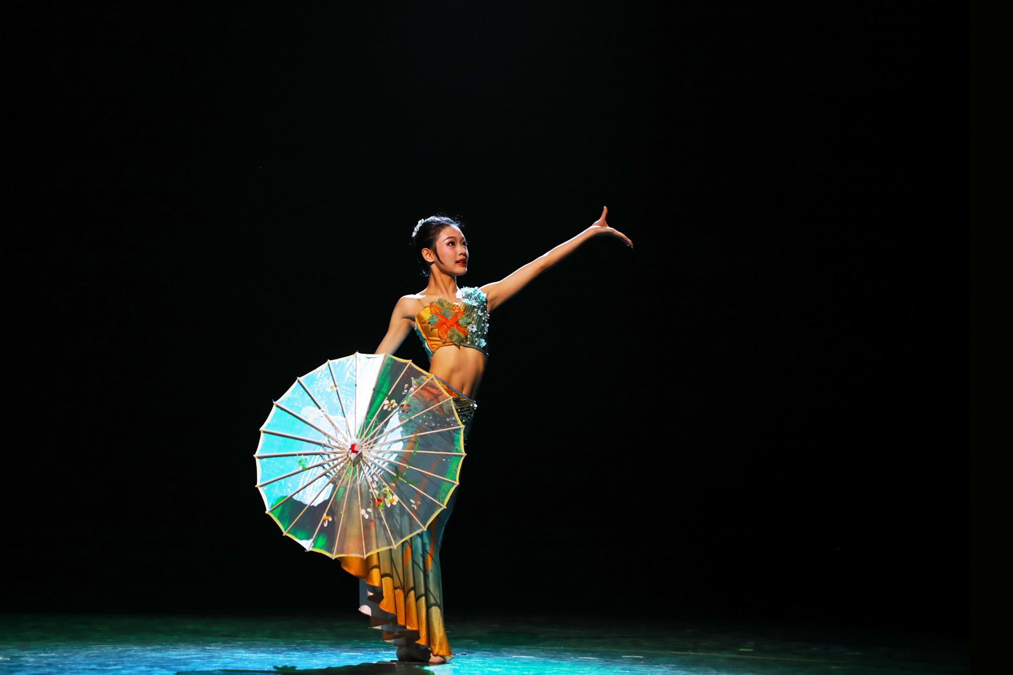 独舞《滇南映少》