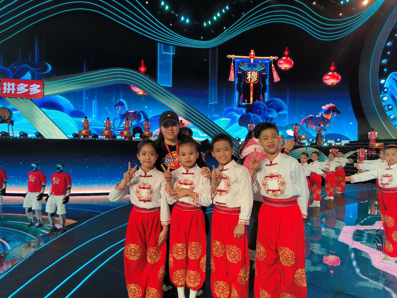 一群穿着蓝色衣服的人站在一起

AI 生成的内容可能不正确。