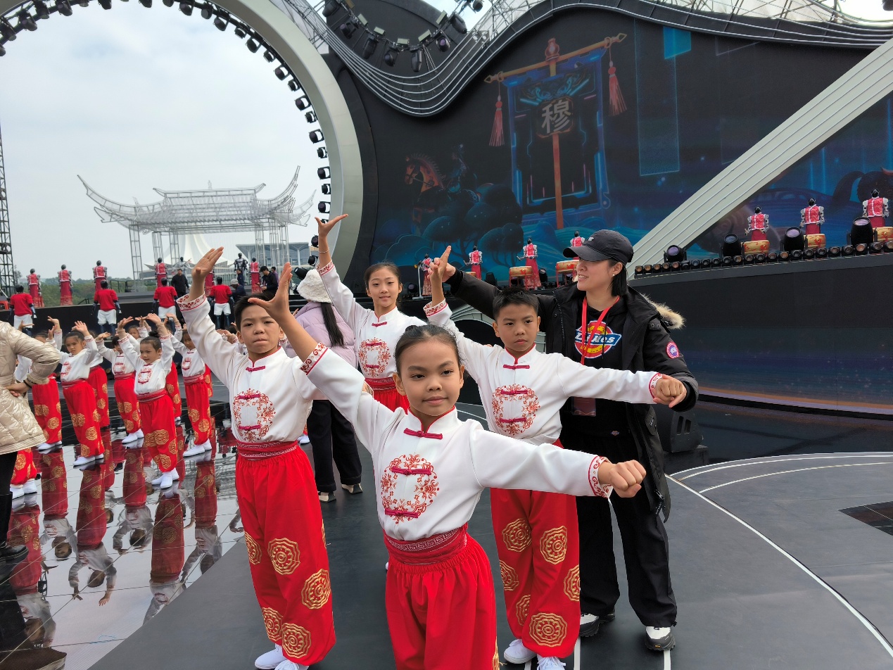 一群人站在台上

AI 生成的内容可能不正确。