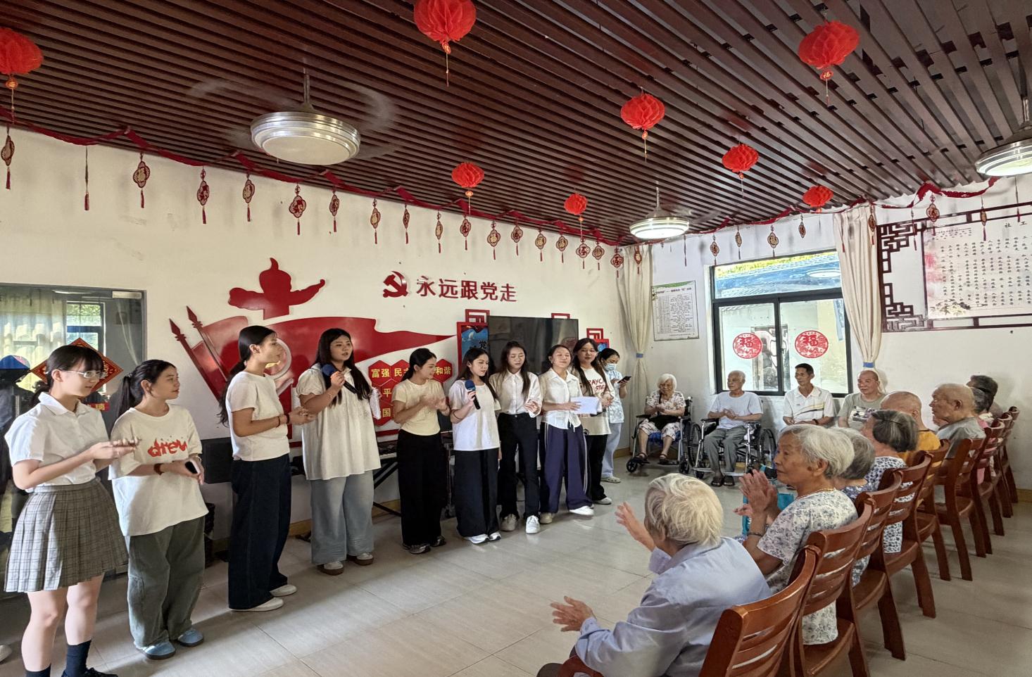 同学们给爷爷奶奶们讲故事和唱歌